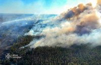 На Київщині біля Гостомеля зі вчора гасять пожежу на торфовищі