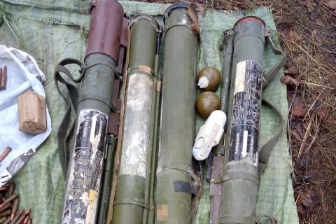 Вблизи линии разграничения на Луганщине нашли тайник с противотанковыми гранатами и боеприпасами