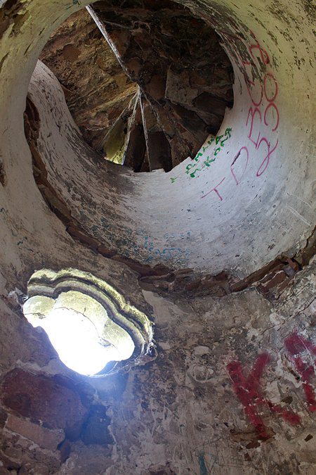 Обрушевшаяся винтовая лестница внутри стены башни