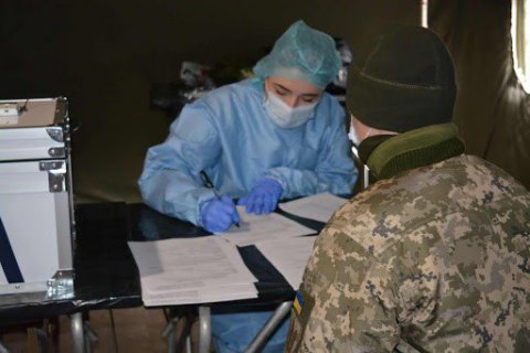 За добу ковідом захворіли 70 українських військових