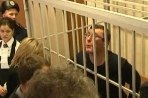 Луценко жбурнув у прокурора Кримінально-процесуальний кодекс