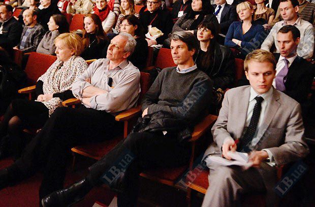Справа налево в первом ряду: Ронан Фэрроу, американский документалист Маршалл Карри и программный директор ОМКФ Алик Шпилюк