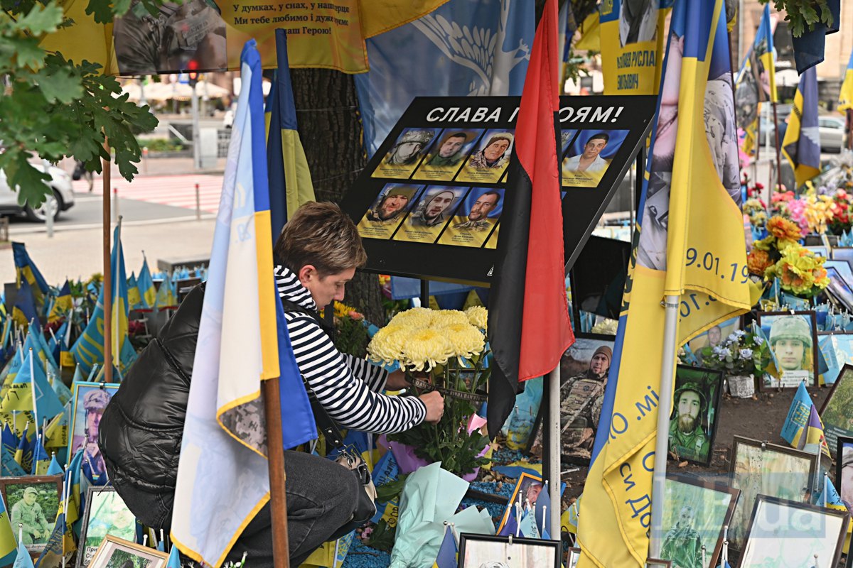 Жінка принесла квіти до Народного меморіалу загиблим за Україну на майдані Незалежності в Києві.