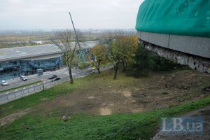 Киевсовет разрешил вырубить деревья в Мариинском парке возле обзорной площадки 
