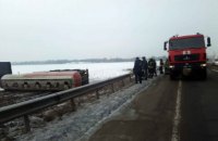 30 тонн спирта вылилось в поле из-за аварии автоцистерны в Киевской области