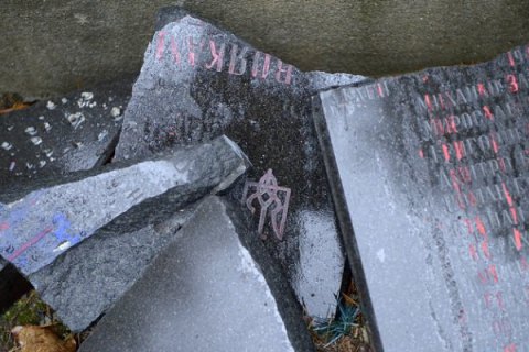 Вятрович заявил о 15 актах вандализма на украинских местах памяти в Польше за три года