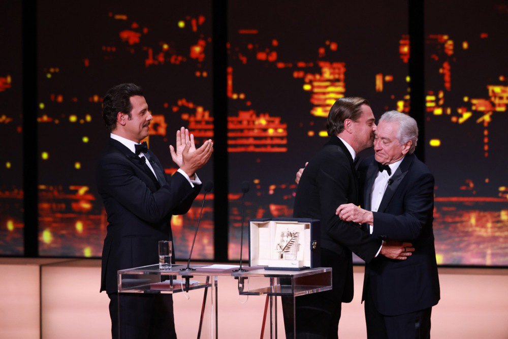 Леонардо Ді Капріо вручає Роберту Де Ніро почесну «Золоту пальмову гілку» 