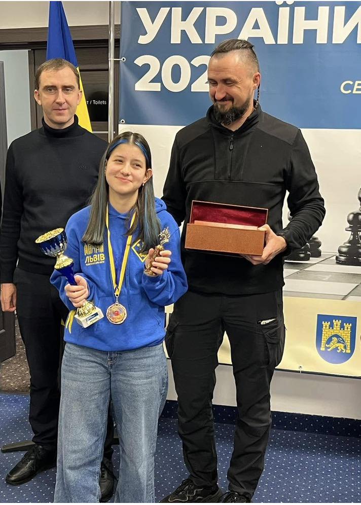 Анастасія Гнатишин з нагородою в компанії президента ФШУ Камишіна