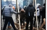 Активісти на Грушевського будують катапульту