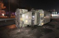 В Киеве перевернулся военный грузовик