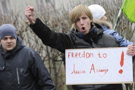 В Киеве активисты требуют оставить в покое Джулиана Ассанжа