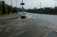 У Києві через прорив водопроводу затопило вулицю Борщагівську 