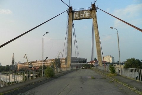У Києві підліток зірвався з Рибальського моста, коли робив селфі