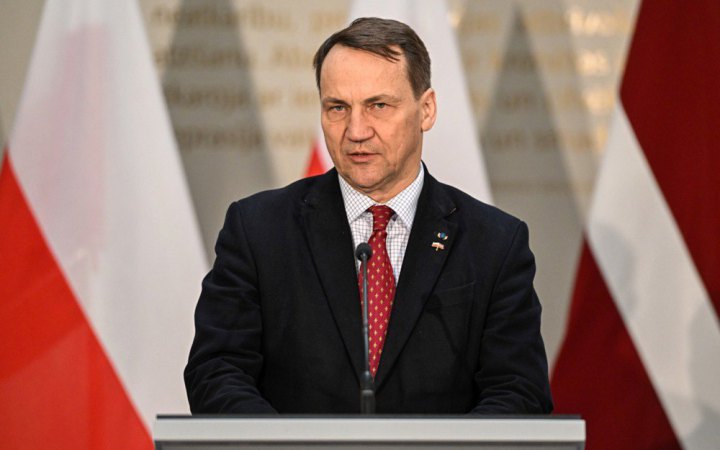 Унаслідок російської атаки у Києві постражав консульський відділ посольства Польщі