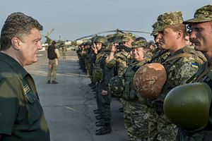 Порошенко призвал военных быть в боевой готовности, несмотря на перемирие