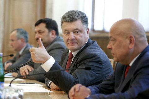 Порошенко уверяет: из-за "особого статуса Донбасса" никаких угроз не возникнет