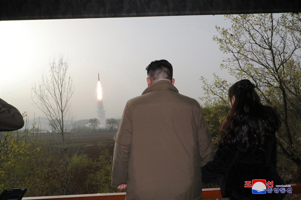 Кім Чен Ин і його дочка Кім Чжу Ае спостерігають за тестувальним запуском ракети