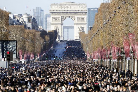 В Париже с рок-звездой Джонни Холлидеем вышли попрощаться больше 100 тыс. человек