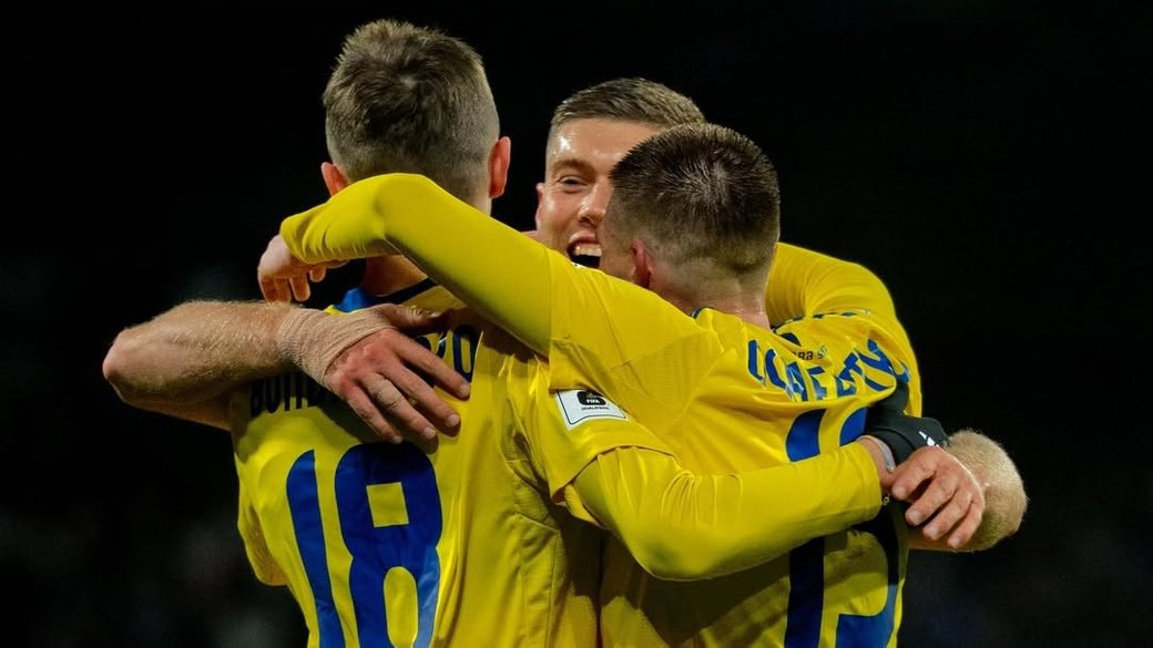 Футболісти збірної України святкують гол у ворота Ісландії