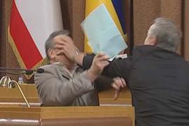Крымские депутаты устроили драку в  парламенте