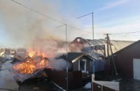 На Київщині гасять пожежу на пилорамі та складі