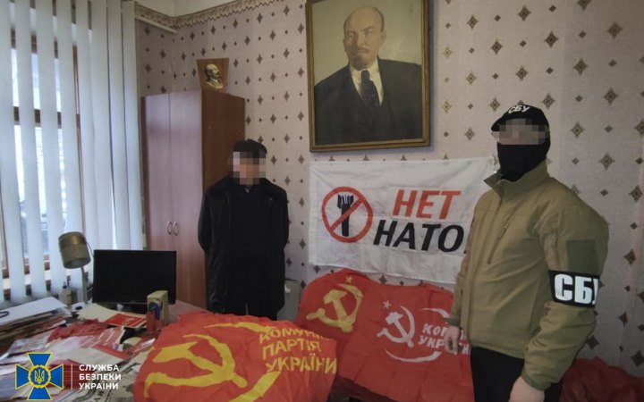 СБУ знайшла у представників заборонених політпартій російські прапори та "методички"