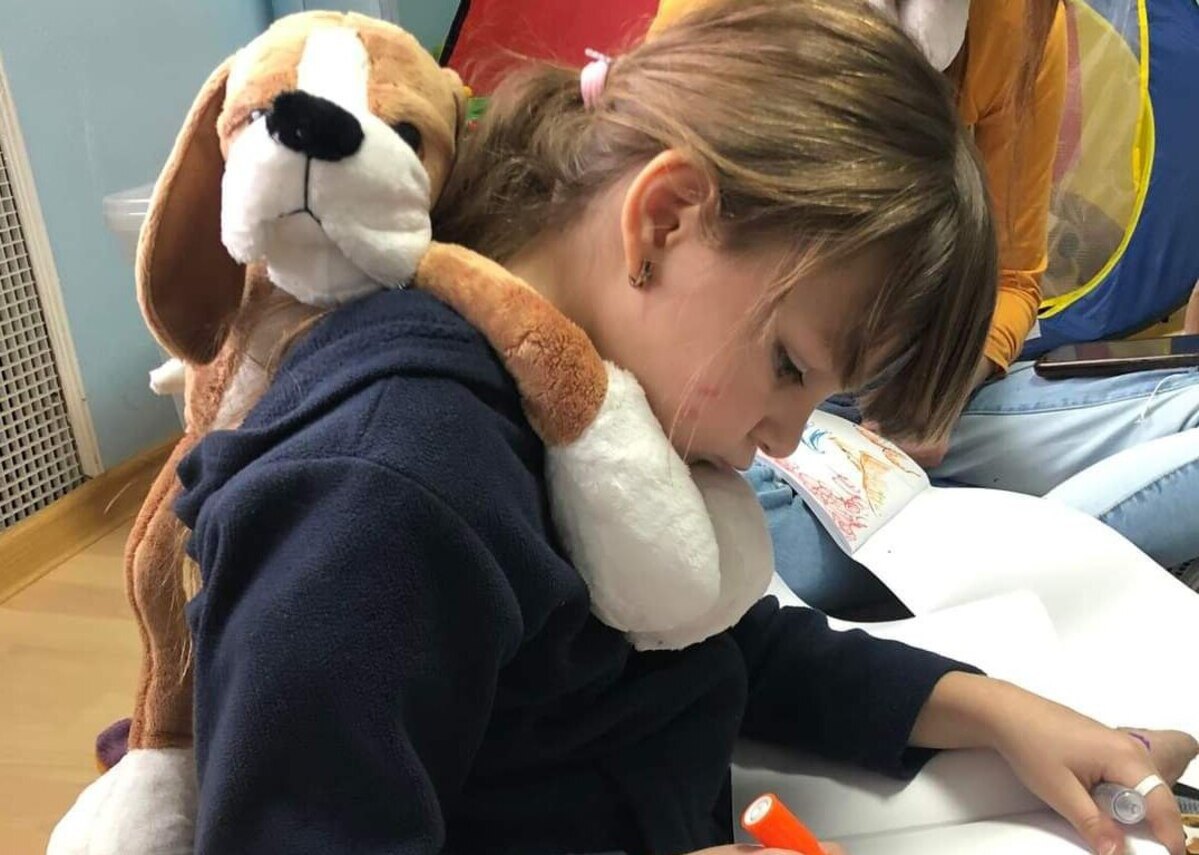 Дівчинка з собакою-хібукі