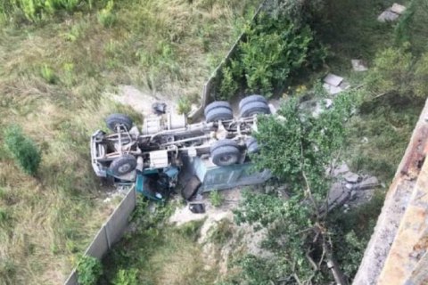 В Харькове грузовик с песком упал с моста