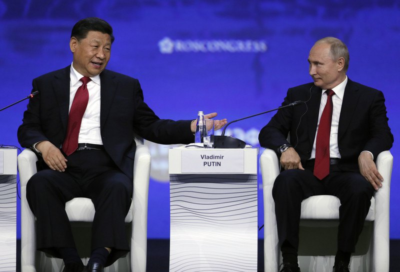 Президент РФ Володимир Путін і президент Китаю Сі Цзіньпін під час Економічного форуму в Санкт-Петербурзі, 7 червня 2019 року