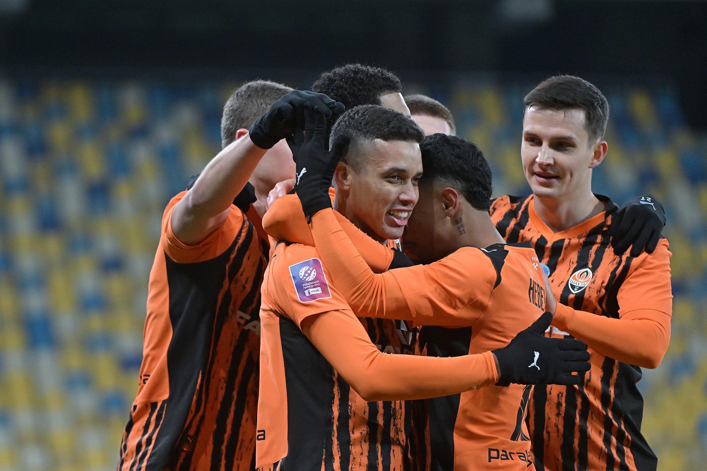 Футболісти «Шахтаря» святкують перемогу