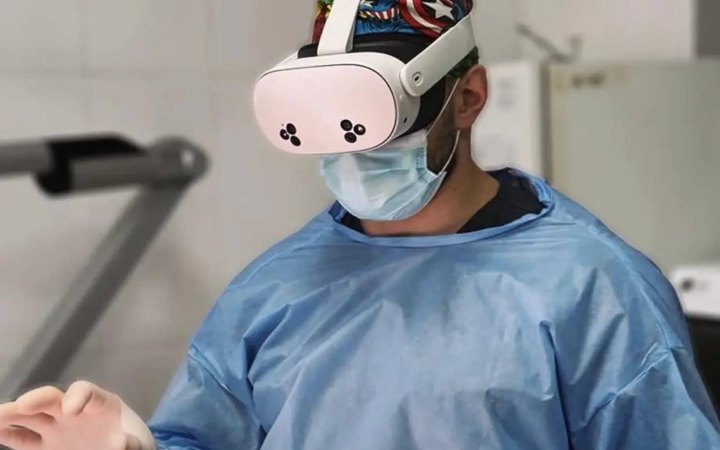 Українські хірурги провели понад 200 операцій з використанням AR-окулярів, — МОЗ