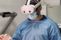 Українські хірурги провели понад 200 операцій з використанням AR-окулярів, — МОЗ