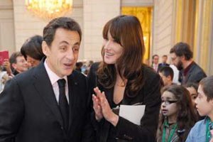 Супругу и дочь Саркози выписали из роддома