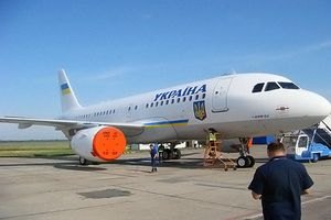 Азаров літає по Україні за 150 тис. гривень