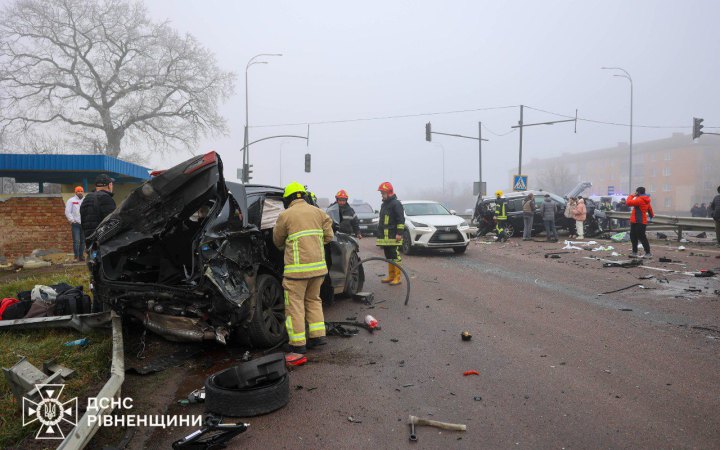 У Рівненській області на трасі Київ-Чоп сталася масштабна ДТП за участю 8 авто, є постраждалі