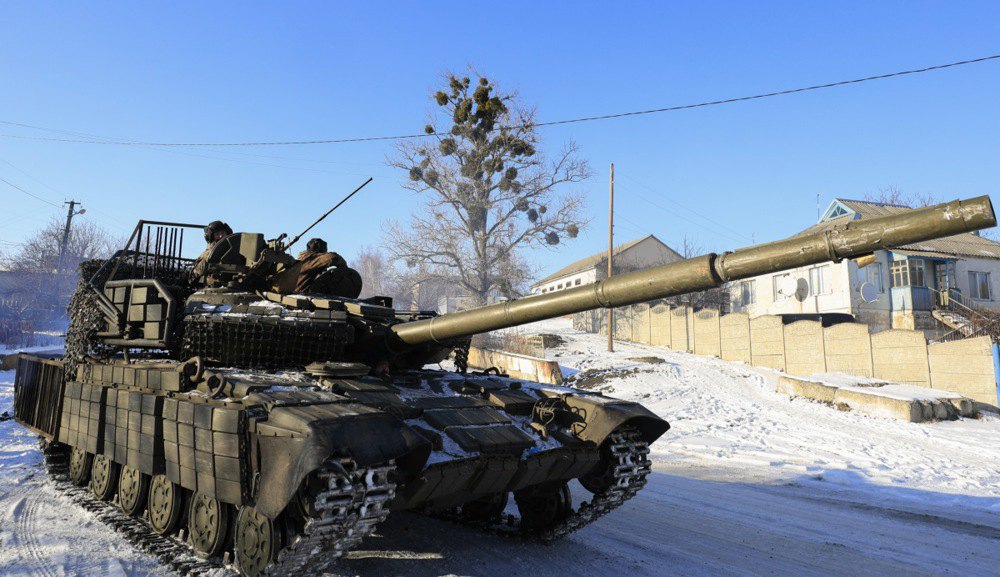 Український танк патрулює село поблизу Куп'янська, Харківська обл, 19 лютого 2025 року.