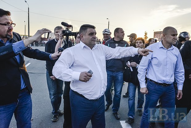 В центре в белой рубашке - Терещук Александр, начальник ГУМВД Украины в г. Киеве