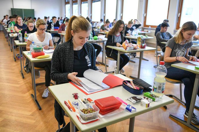Учні старших класів перед екзаменом Abitur, Німеччина