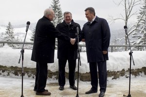 Янукович пообещал президентам Польши и Словакии освободить Луценко