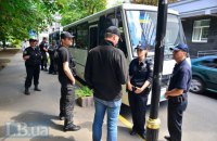 Полиция отогнала милиционеров, неправильно припарковавшихся под ГПУ 