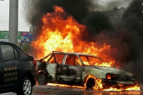 На Дарницкой площади в Киеве сгорел автомобиль