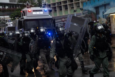 В Гонконге для подавления протестов на улицы впервые вывели водометы