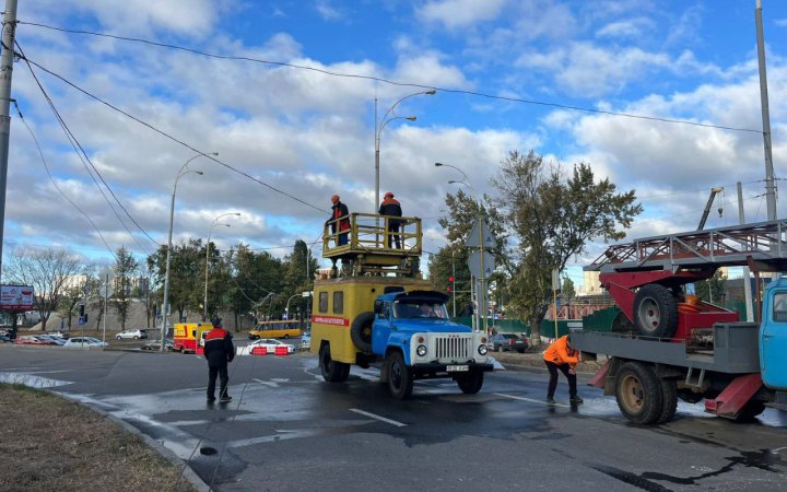 У Києві під час реконструкції розв'язки упав будівельний кран 