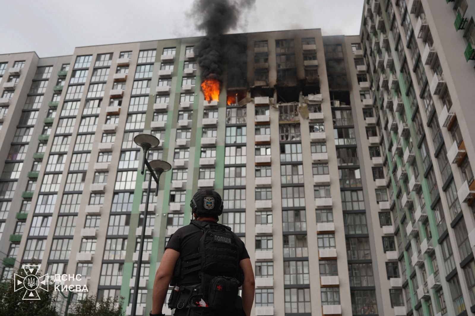 Пожежа внаслідок російської атаки у Подільському районі 