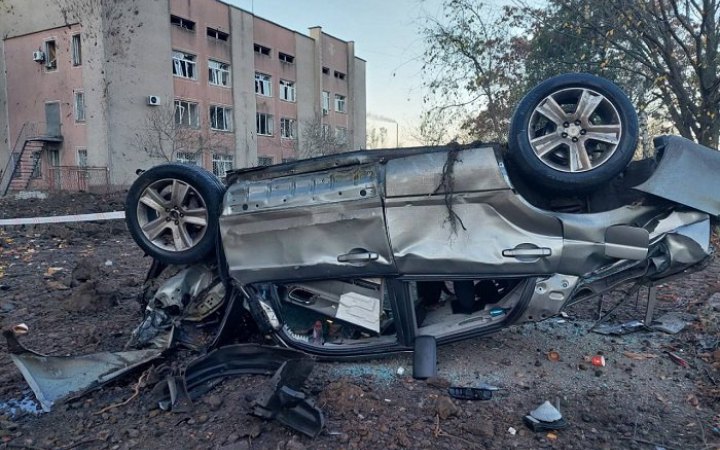 Ворог вдарив ракетами С-300 по Миколаєву: зруйнований склад, пошкоджена будівля і автівки