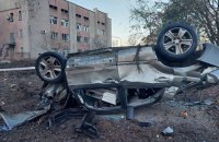 Ворог вдарив ракетами С-300 по Миколаєву: зруйнований склад, пошкоджена будівля і автівки