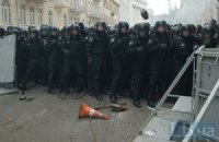 Митингующие под АП оттеснили провокаторов от "Беркута"