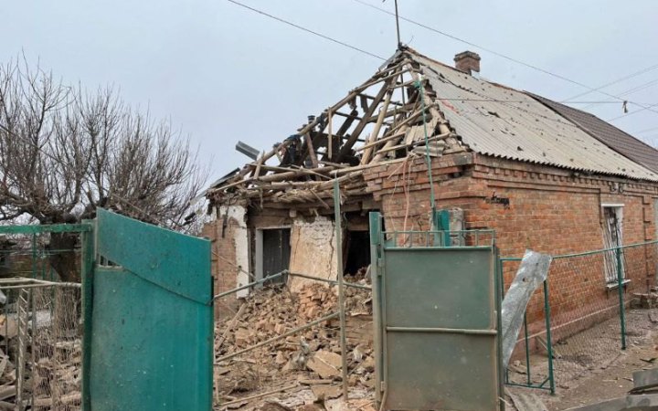 Росія знову вдарила по Нікополю, пошкоджено багатоповерхівки та приватні будівлі
