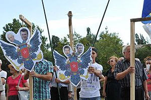 В Одессе активисты "Свободы" "казнили" двухглавого орла из-за языка