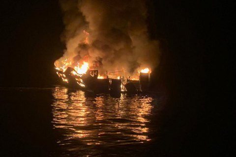 Водолазы обнаружили тела 25 погибших после пожара на корабле в Калифорнии